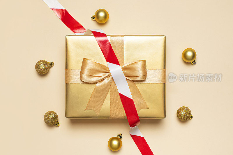 2021年新年和圣诞节禁止。金色礼物用禁止红白胶带，圣诞球在米色背景上平铺顶景。假期隔离。2019 - ncov冠状病毒。呆在家里